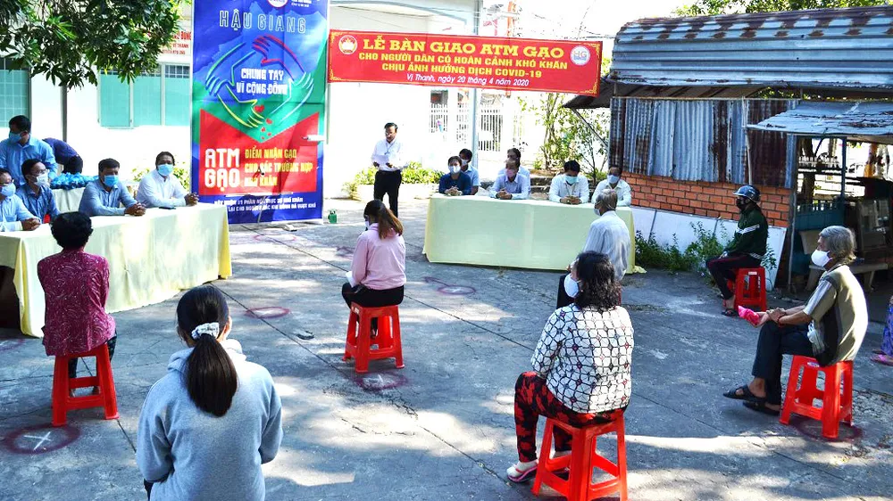 Người nghèo Hậu Giang đến nhận gạo ở máy ATM. Ảnh: CAO PHONG