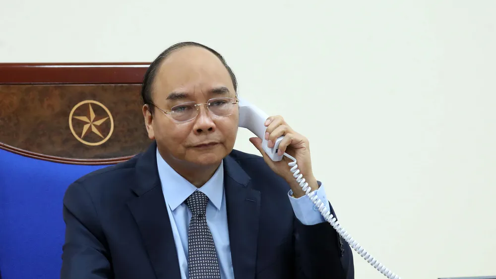 Thủ tướng Nguyễn Xuân Phúc điện đàm với Thủ tướng Nga Mikhail Mishustin. - Ảnh: VGP