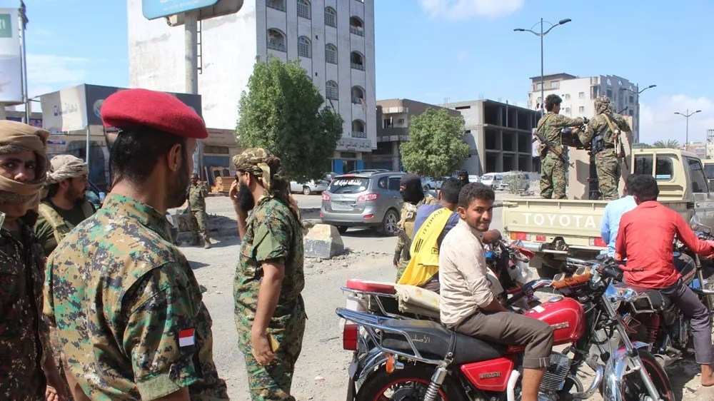 Các thành viên lực lượng an ninh Yemen tuần tra tại thành phố miền Nam Aden. Ảnh: AFP/TTXVN