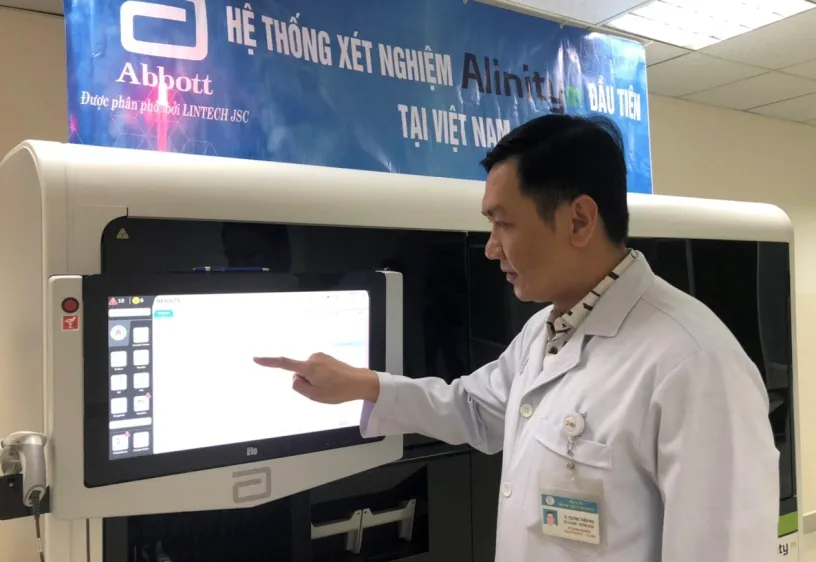 hệ thống xét nghiệm chẩn đoán bằng sinh học phân tử hiện đại Alinity m. Ảnh: VGP