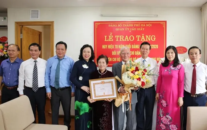 Trao Huy hiệu 70 năm tuổi Đảng cho GS Đặng Hữu và Nhạc sĩ Phạm Tuyên