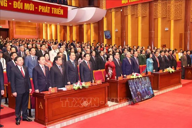 Chủ tịch Quốc hội Nguyễn Thị Kim Ngân và các đại biểu thực hiện nghi lễ chào cờ. Ảnh: TTXVN