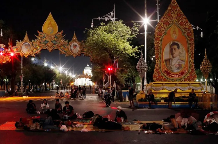 Người biểu tình bên ngoài tòa nhà chính phủ sáng 15-10. Ảnh: Reuters
