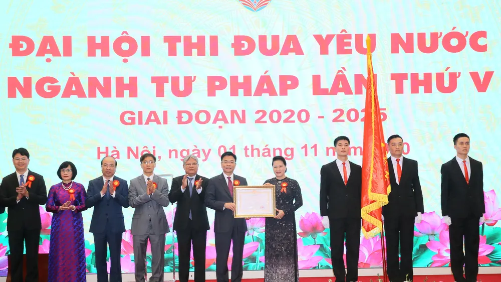 Chủ tịch Quốc hội Nguyễn Thị Kim Ngân trao Huân chương Lao động hạng Nhất cho ngành tư pháp. Ảnh: VGP