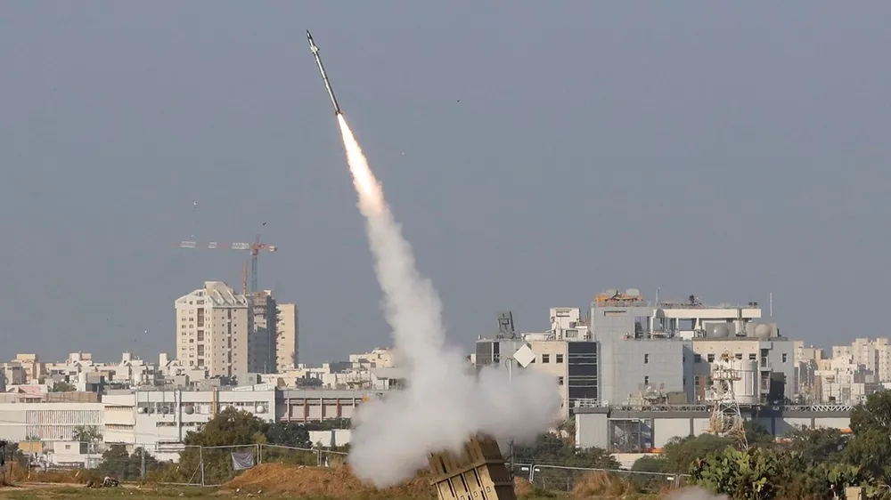 Tên lửa đánh chặn được phóng từ hệ thống phòng không Iron Dome tại thành phố Ashdod, Israel ngày 12/11/2019. Ảnh: AFP/TTXVN