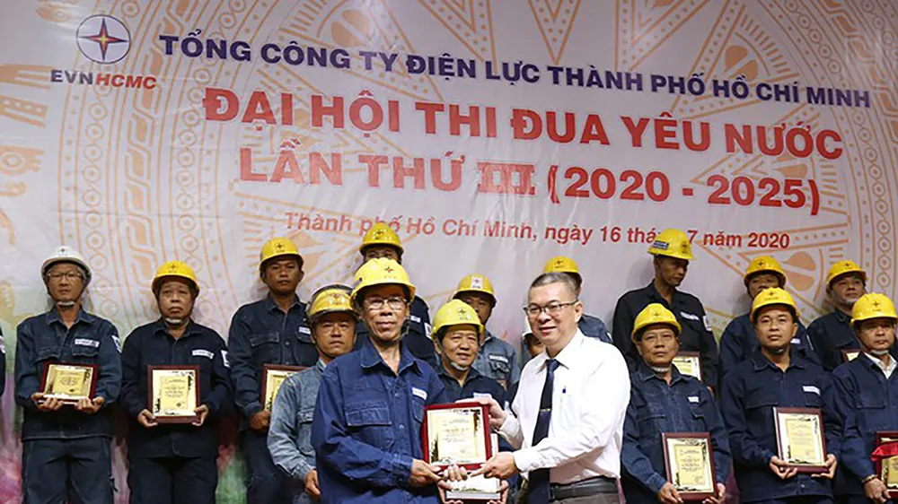 Thi đua thực hiện tốt bộ tiêu chí Người công nhân ngành điện thành phố