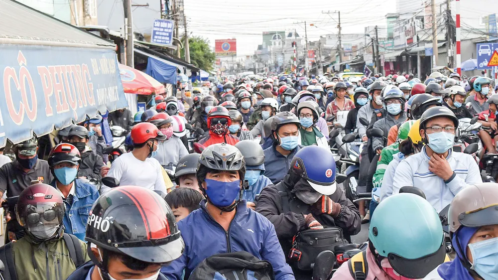 Đông đảo người và phương tiện chờ qua phà Cát Lái
