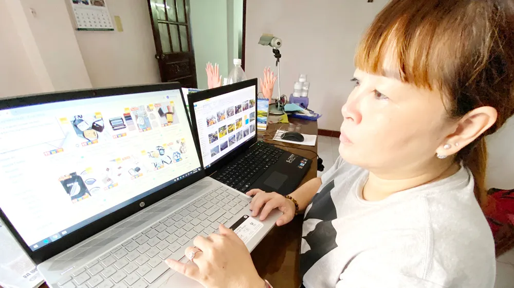 Tìm hiểu sản phẩm bán trên trang thương mại điện tử. Ảnh: CAO THĂNG