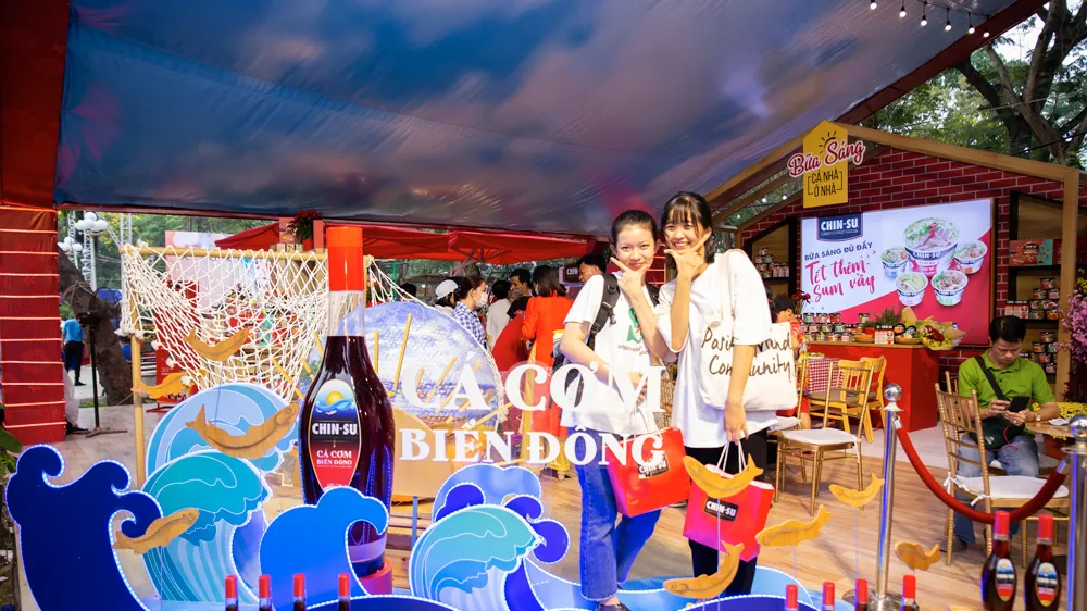 Đến Lễ hội Tết Việt, thưởng thức nước mắm CHIN-SU Cá Cơm Biển Đông