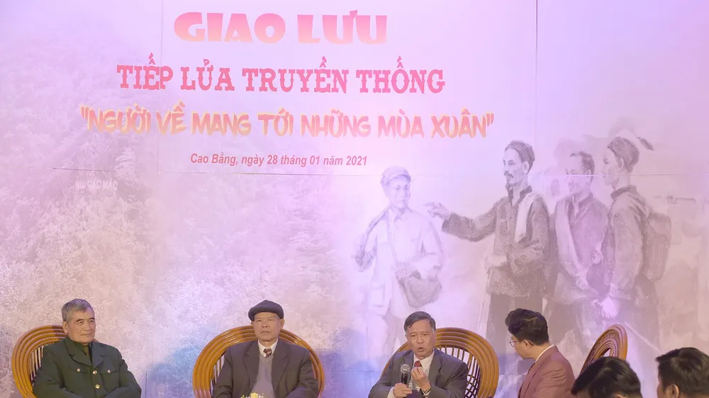 Các đại biểu chia sẻ những câu chuyện về sự kiện lịch sử tại buổi giao lưu