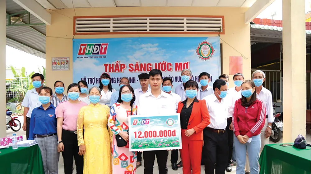 Công ty TNHH MTV Xổ số kiến thiết tỉnh Đồng Tháp trao học bổng “Thắp sáng ước mơ” tại xã Hòa An, thành phố Cao Lãnh