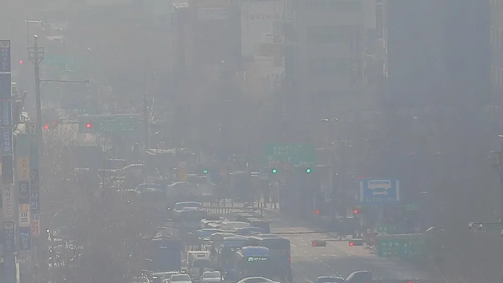 Bụi mù bao phủ bầu trời tại Seoul, Hàn Quốc, ngày 18-3-2021. Ảnh: Yonhap/TTXVN