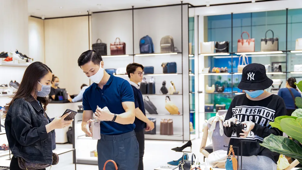 Du khách mua sắm tại một trung tâm thương mại ở TPHCM