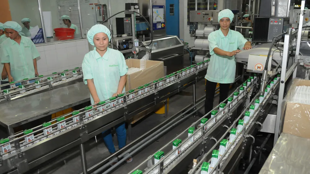 Sản xuất sữa tại Công ty Nutifood Ảnh: CAO THĂNG