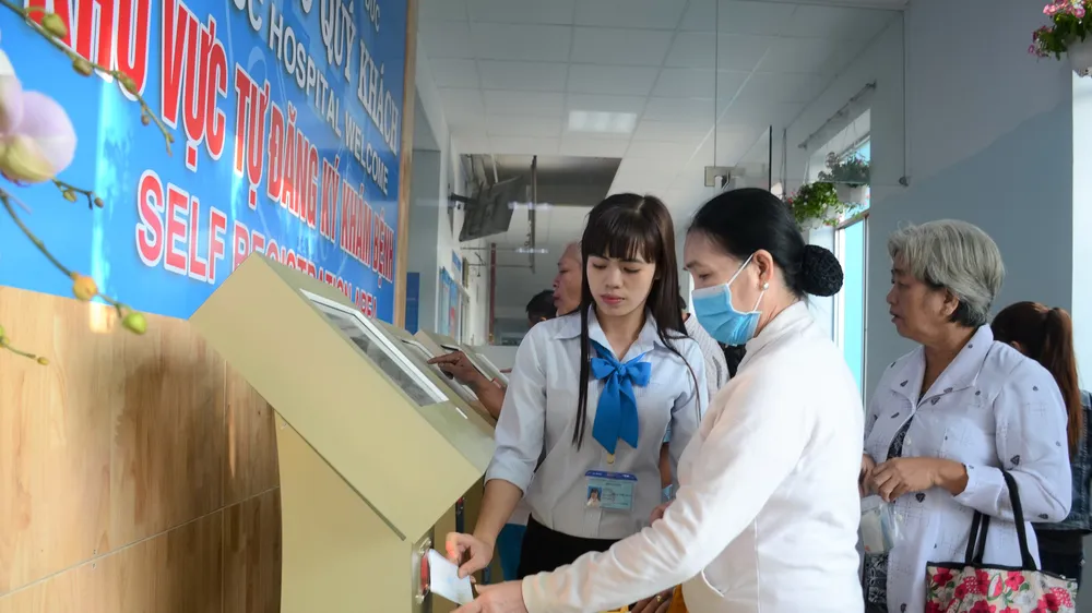 Người dân đăng ký khám chữa bệnh tại Bệnh viện TP Thủ Đức