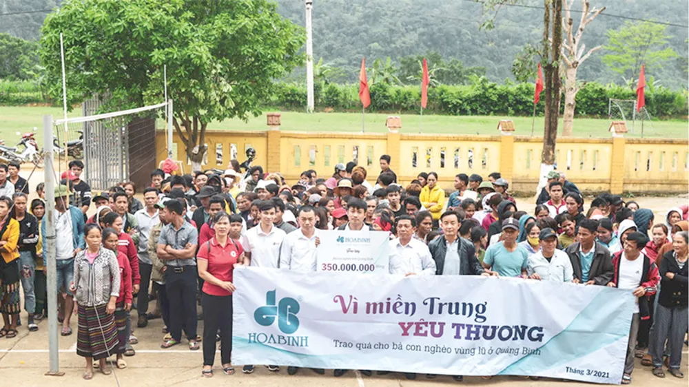 Hòa Bình trao quà “Vì miền Trung thương yêu” đến bà con nghèo Quảng Bình