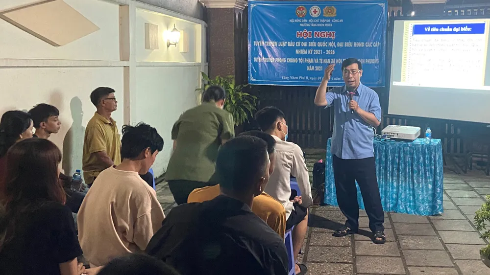 Ông Lê Minh Đức tuyên truyền về Luật bầu cử cho người ở trọ tại TP Thủ Đức