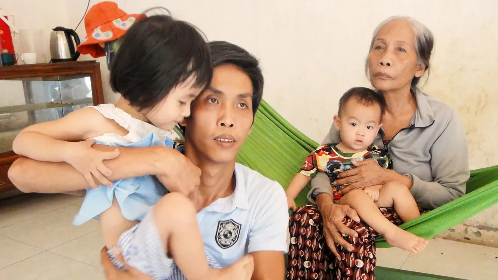 Bà Đi và con trai cùng 2 cháu nhỏ đang rất khó khăn