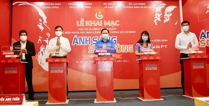 Các đồng chí lãnh đạo thực hiện nghi thức khai mạc hội thi 