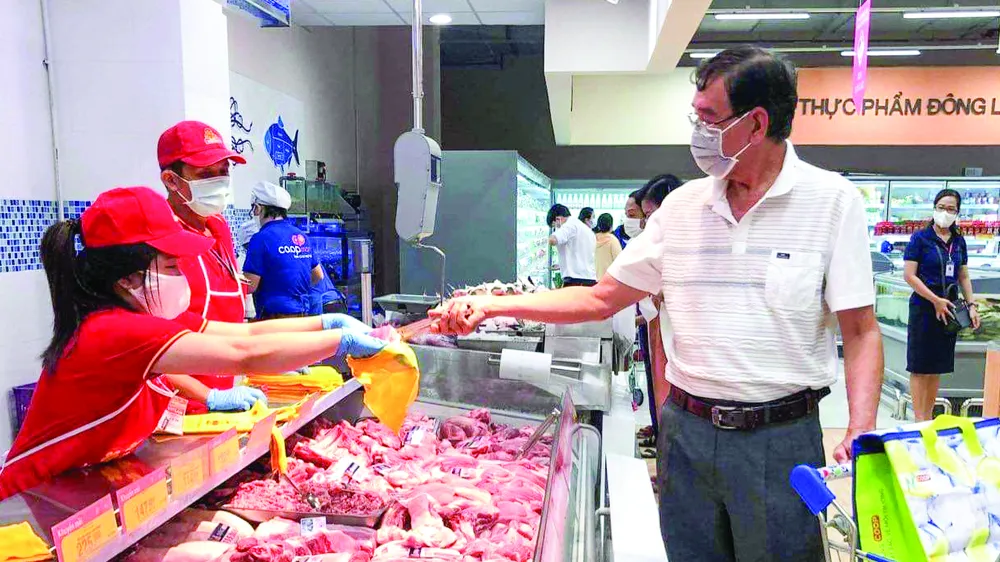 Người dân mua sắm tại Co.opXtra Phạm Văn Đồng, TP Thủ Đức, TPHCM. Ảnh: THANH TẤN