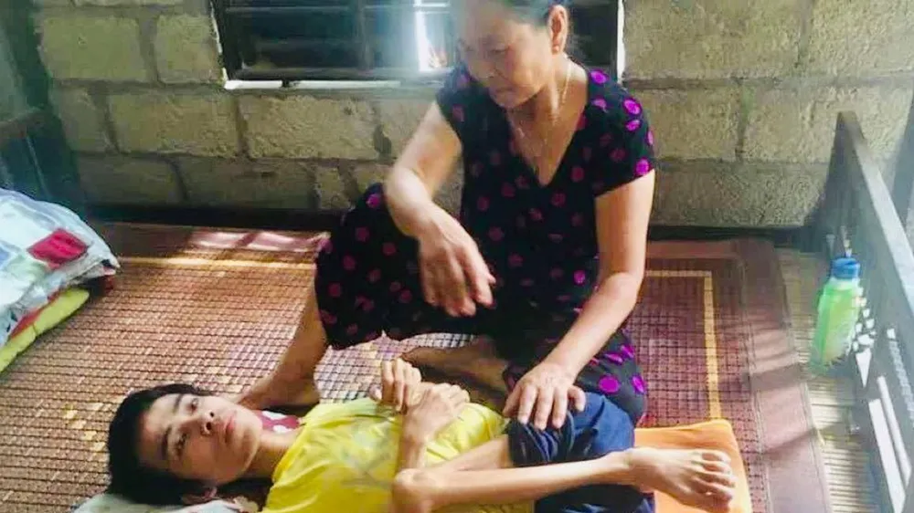 Dì nghèo cưu mang cháu teo cơ tủy sống
