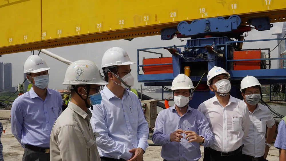 Phó Chủ tịch UBND TPHCM Lê Hòa Bình kiểm tra tiến độ thi công cầu Thủ Thiêm 2