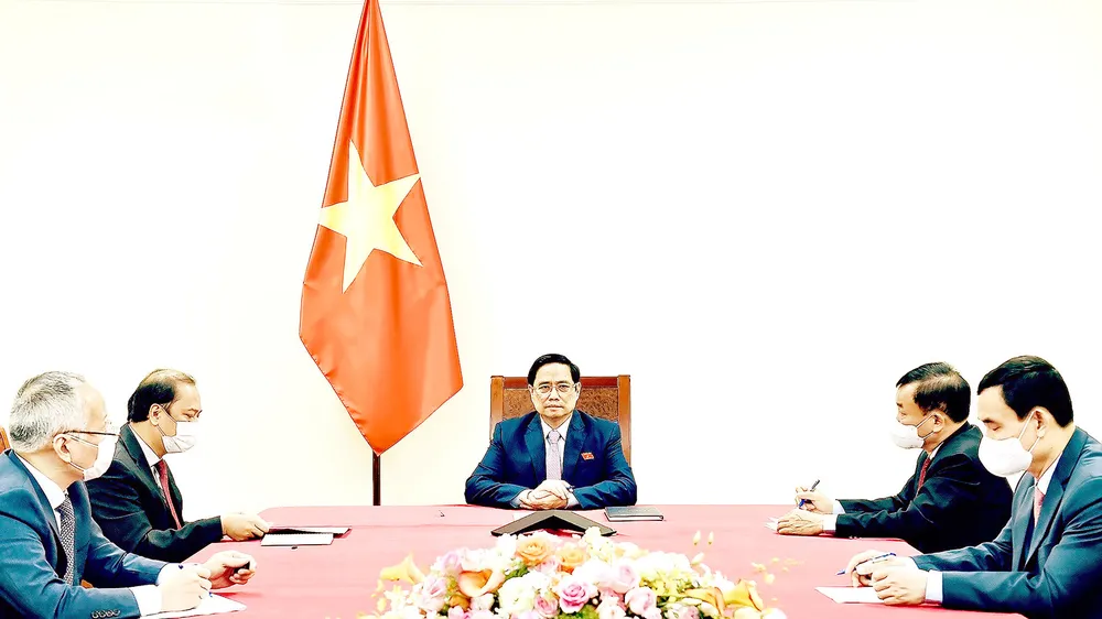 Thủ tướng Phạm Minh Chính điện đàm với Tổng thống Philippines Rodrigo Duterte. Ảnh: TTXVN