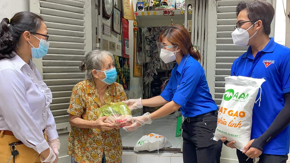 Những phần quà từ “Xe gạo nghĩa tình” của Báo SGGP được trao tận tay người lao động khó khăn. Ảnh: HOÀNG HÙNG