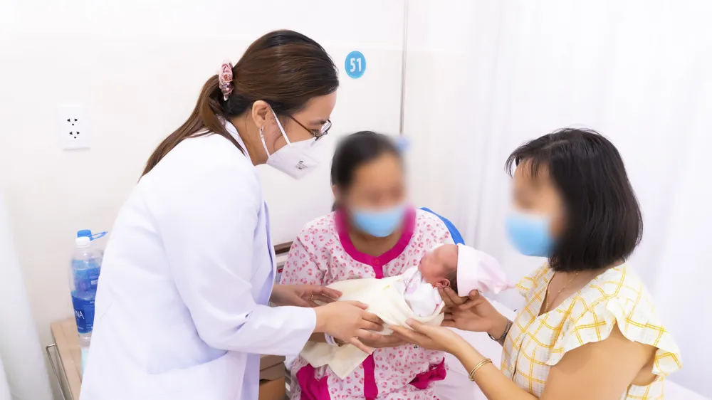 Chị P.T.H.N. hạnh phúc khi đón bé gái chào đời thành công bằng kỹ thuật mang thai hộ