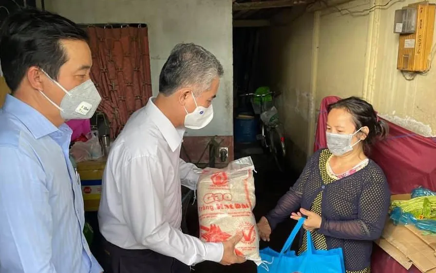 Phó Chủ tịch UBND TPHCM Ngô Minh Châu tặng quà cho hộ dân khó khăn ở quận 8