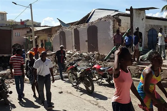 Những căn nhà bị phá huỷ sau trận động đất có độ lớn 7,2 ở Jeremie, Tây Nam Haiti ngày 14-8. Ảnh: AFP/TTXVN