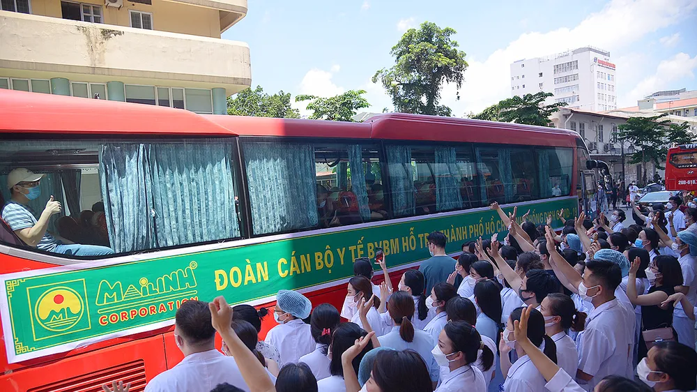 Bệnh viện Bạch Mai tổ chức lễ tiễn 170 y, bác sĩ, nhân viên y tế chi viện cho TPHCM vào ngày 18-8 để chống dịch, cấp cứu các bệnh nhân nặng 