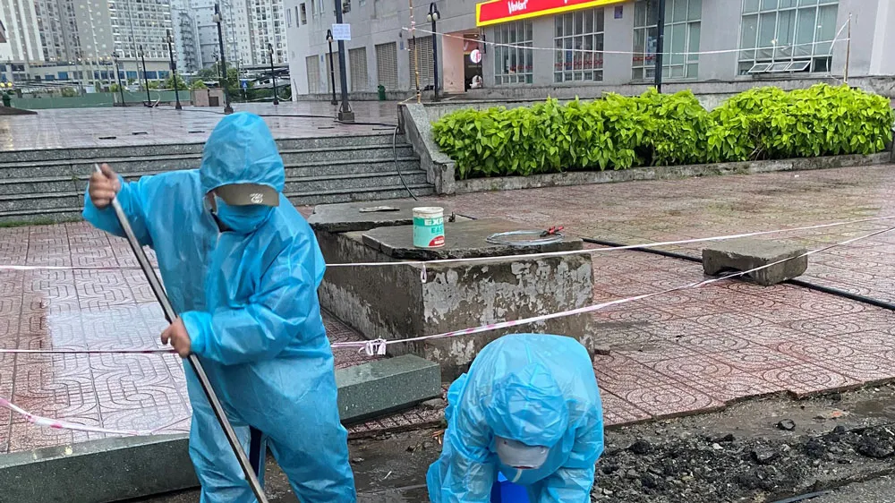 Nhân viên ngành nước lắp đặt đồng hồ, thiết bị tại các bệnh viện dã chiến để sẵn sàng cung cấp nước sạch