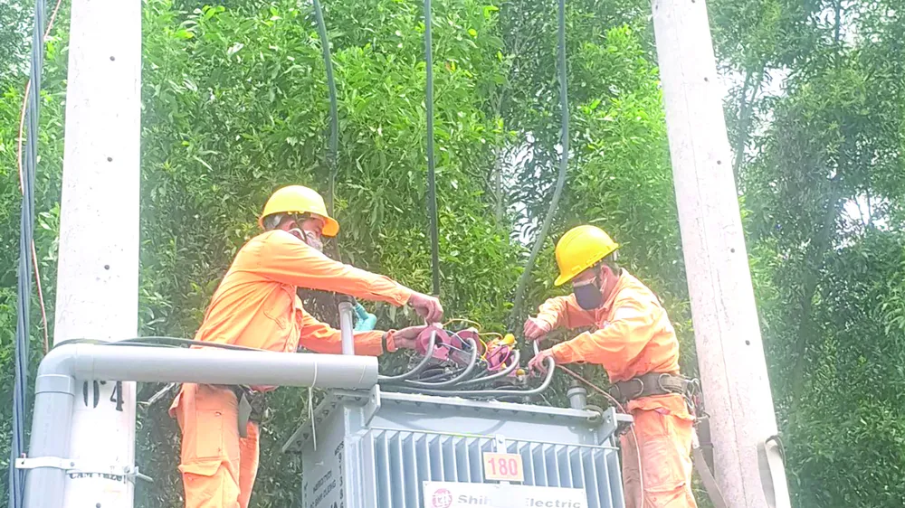 Điện lực Tân Uyên (Công ty Điện lực Bình Dương) nhanh chóng hoàn thành thi công lắp đặt trạm biến áp cấp điện cho Nhà máy sản xuất oxy