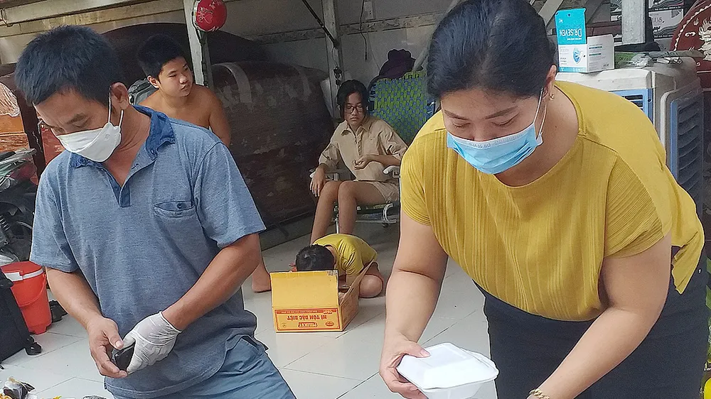 Những hộp bún xào chay nghĩa tình