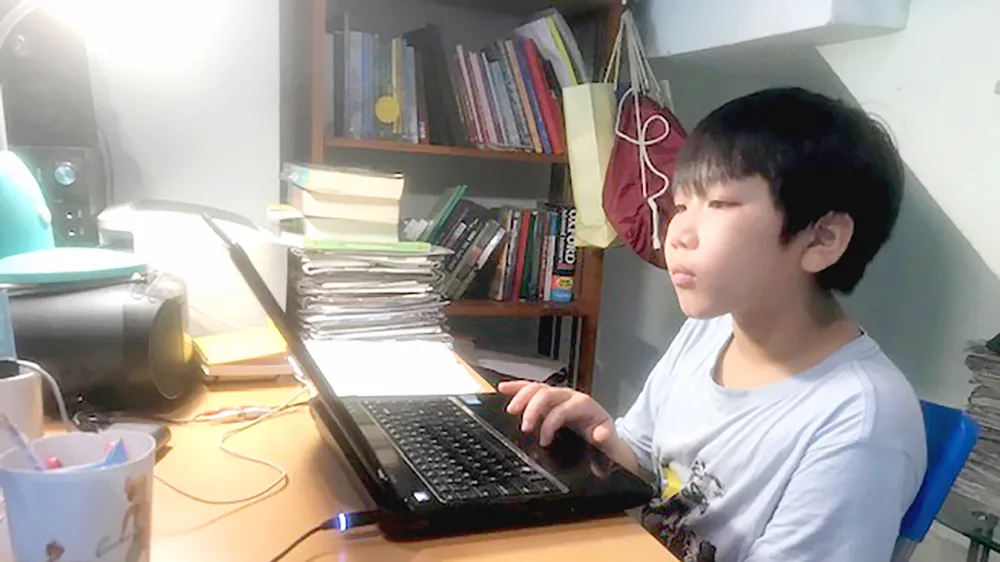  Học sinh tham gia một tiết học online tại nhà. Ảnh: NGUYỄN HÒA