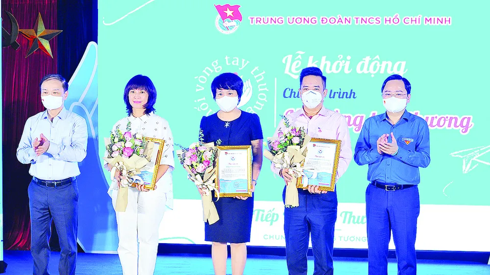 Bí thư thứ nhất Trung ương Đoàn Nguyễn Anh Tuấn trao thư cảm ơn cho các đơn vị đồng hành cùng chương trình Ảnh: TTXVN