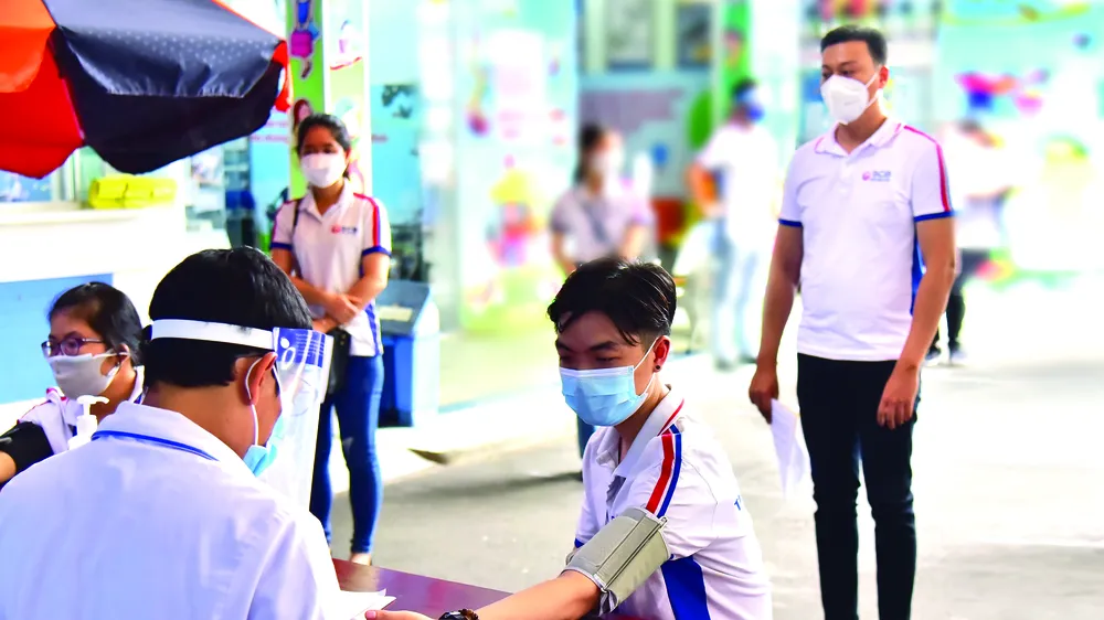 Hình ảnh tiêm ngừa vắc xin CBNV SCB