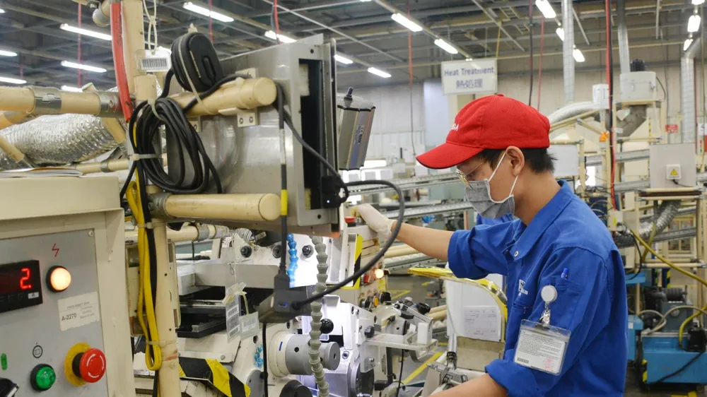 Công nhân làm việc trong ngày đầu thực hiện nới lỏng giãn cách xã hội tại Khu Công nghiệp Linh Trung 1 TP Hồ Chí Minh. Ảnh: TTXVN