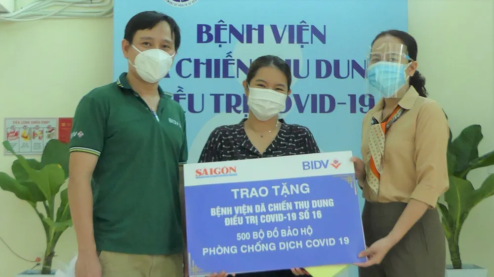 Tặng 500 bộ đồ bảo hộ y tế cho Bệnh viện Dã chiến thu dung điều trị Covid-19 số 16
