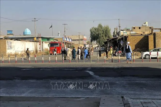 Các thành viên Taliban gác gần hiện trường vụ nổ tại thánh đường Hồi giáo ở thành phố Kandahar, Afghanistan ngày 15-10-2021. Ảnh: AFP/TTXVN