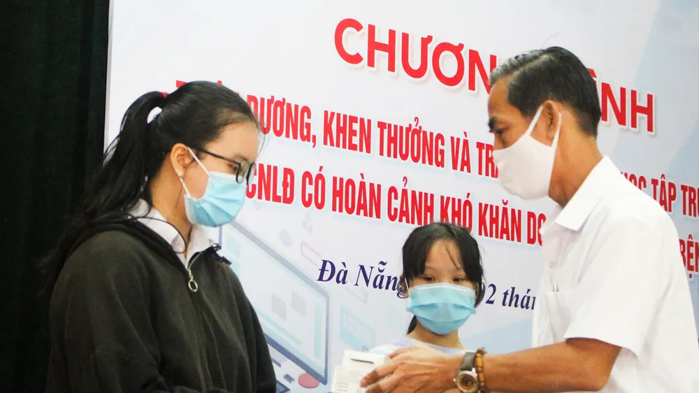 Sóng và máy tính cho trò nghèo miền Trung
