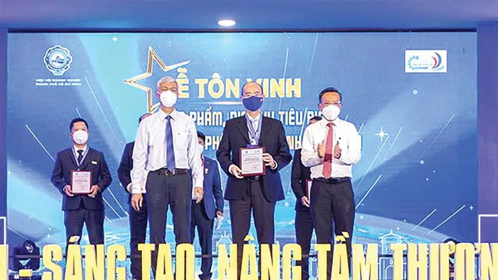 Đại diện SCB nhận danh hiệu “Sản phẩm, Dịch vụ tiêu biểu TPHCM năm 2021” 