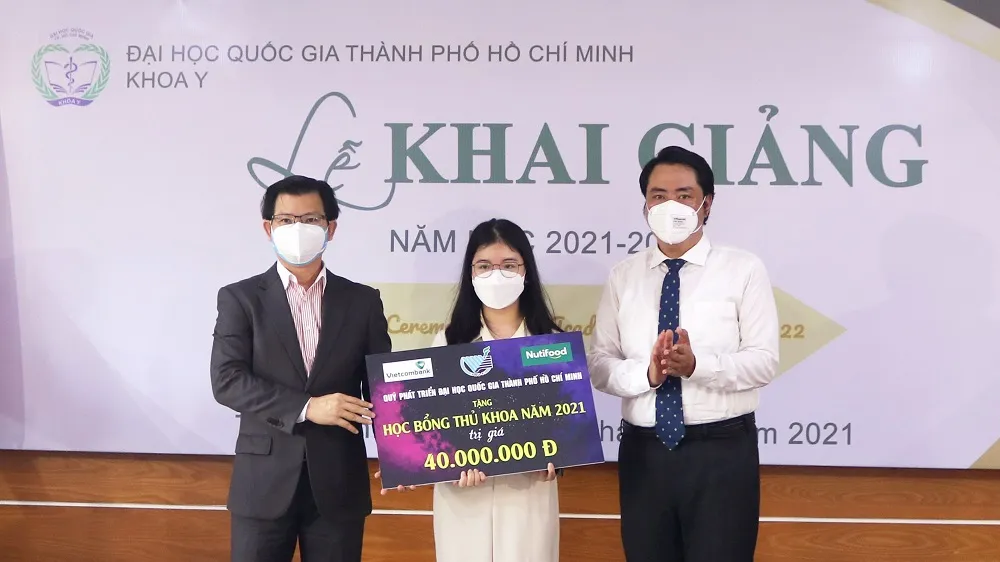 ThS Nguyễn Thanh Nguyên (phải) trao học bổng của Quỹ Phát triển ĐHQG-HCM cho thủ khoa tuyển sinh của Khoa Y ĐHQG-HCM. Ảnh: vnuhcm