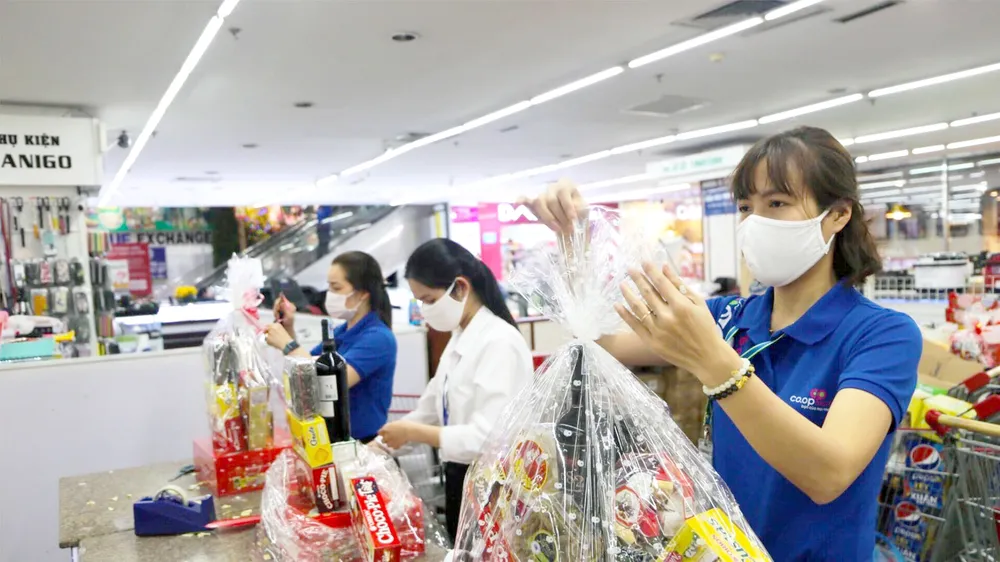 Hàng Việt chiếm ưu thế trong giỏ quà tết
