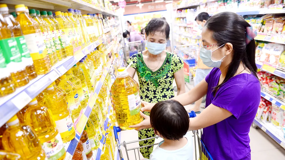Người tiêu dùng mua sắm tết