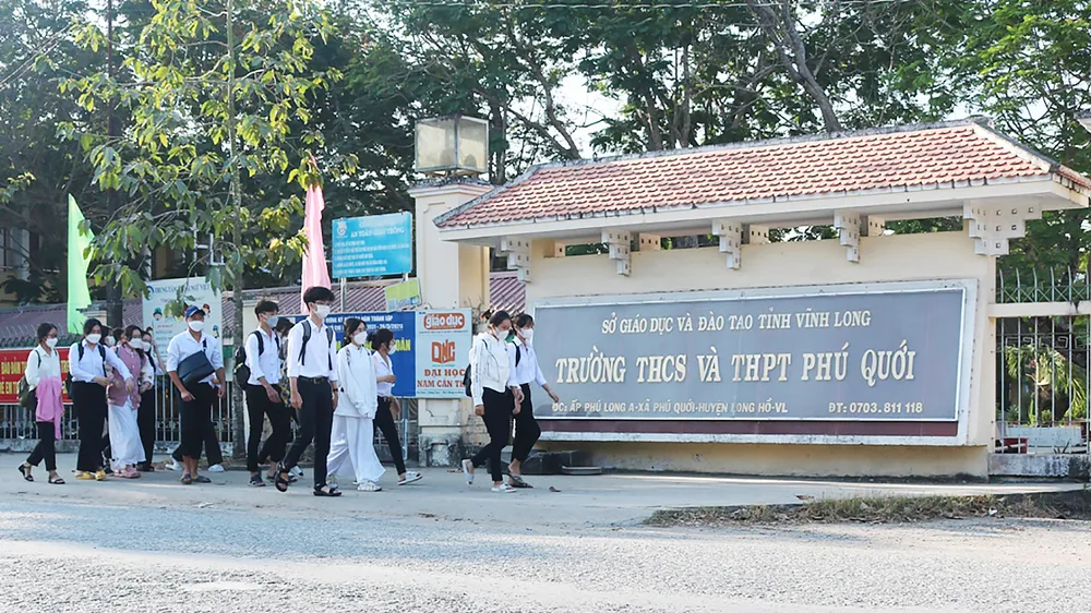 Học sinh đồng loạt trở lại trường học trực tiếp
