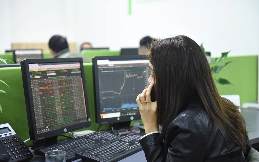 Phiên giao dịch khai xuân: Vàng SJC tăng lên 63,5 triệu đồng/lượng, VN-Index tăng 18,7 điểm