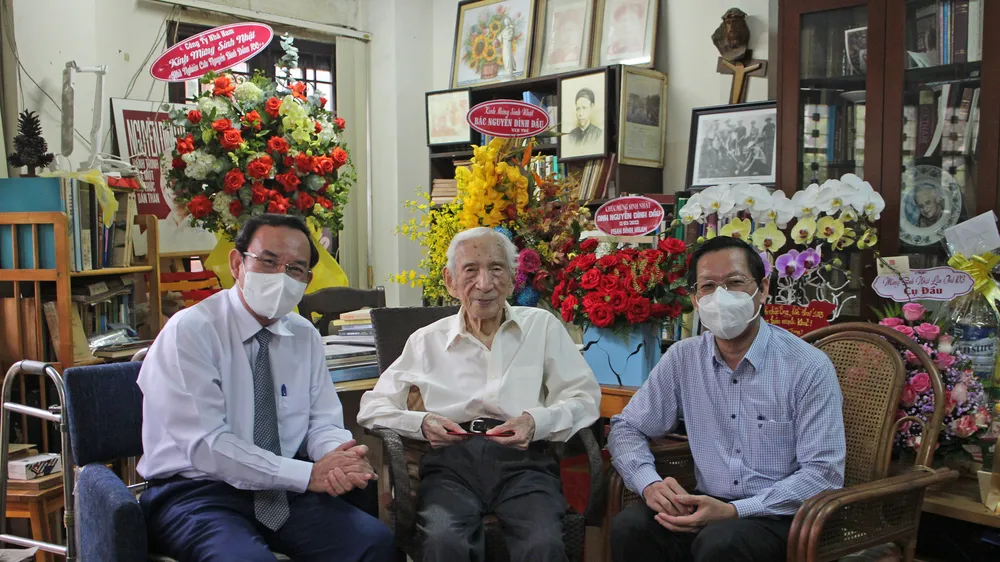 Lãnh đạo TPHCM thăm nhà nghiên cứu Nguyễn Đình Đầu