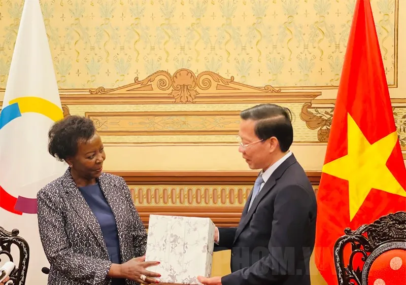 Chủ tịch UBND TP Phan Văn Mãi trao quà lưu niệm của TP cho bà Louise Mushikiwabo